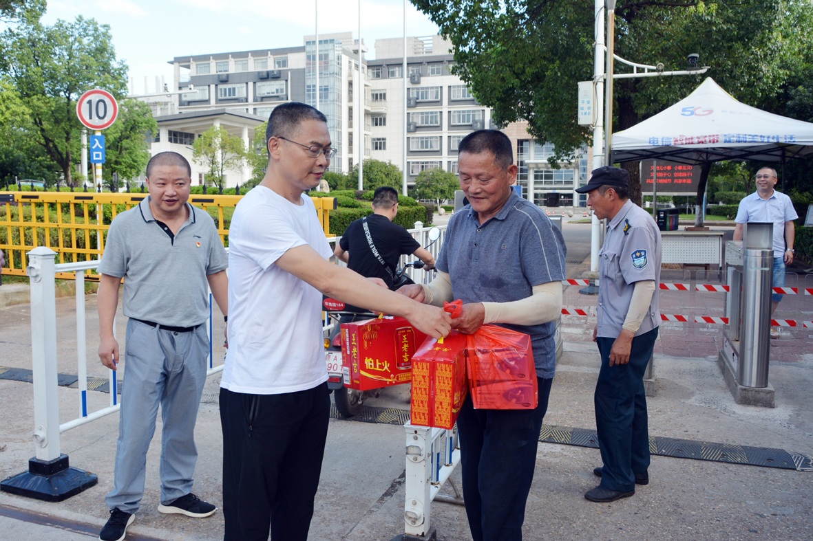 本网讯(文,图/饶振鹏)7月28日,校区管委会领导陈奕强,徐凯,晏峰看望